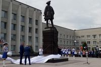 Памятник Петру I возле здания районной администрации