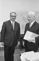 Bundesarchiv B 145 Bild-F023743-0013, Bonn, Lübke mit Berliner Bürgermeister Albertz.jpg