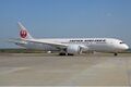Boeing 787 авиакомпании Japan Airlines на перроне в аэропорту Домодедово