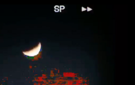 Эффект глитча и эффект VHS являются неотъемлемым визуальным атрибутом жанра витч-хаус