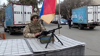 Военнослужащий Армении в составе Коллективных миротворческих сил ОДКБ на охране ТОО «Хлебобараночный комбинат „Аксай“» в городе Алматы (Казахстан)