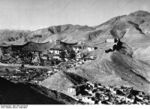 Bundesarchiv Bild 135-S-07-03-20, Tibetexpedition, Gyantse, Festungsmauer.jpg