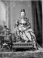 COLLECTIE TROPENMUSEUM Studioportret van Hamengku Buwana VII Sultan van Jogjakarta TMnr 60001455.jpg