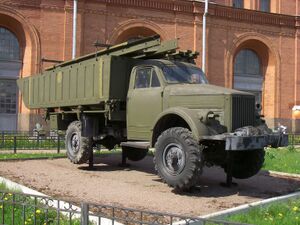 Носовой понтон из ЛПП (Лёгкого понтонного парка) в Артиллерийском музее Санкт-Петербурга.jpg