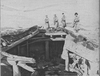 Русские солдаты над шахтой с убитыми турками