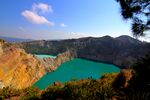 Kelimutu Eastern Crater (8184683221).jpg
