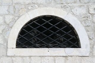 MN, Budva 061 - kostel sv Ivana (okno).jpg