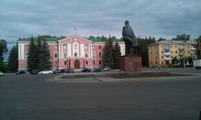 Office building on Lenin Square (Snezhinsk).jpg
