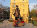 Памятник Алие Молдагуловой.jpg