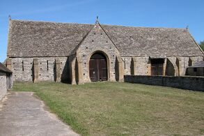 Middle Littleton Tithe Barn - geograph.org.uk - 41334.jpg