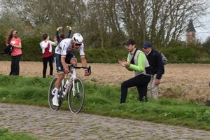 Paris-Roubaix 2024 secteur 12 à Bersée Mathieu van der Poel.jpg