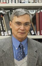 Профессор Миронов Б.Н. в библиотеке Германского исторического института. Здание ИНИОН РАН. 29.11.2011.jpg