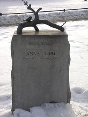 Anna Lindhs gravsten (gabbe).jpg