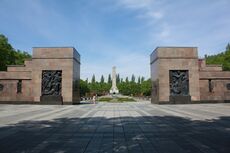 Soviet Cemetery Pankow 2009 SE.jpg