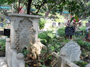 Meena Kumari Grave.png