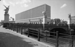 Bundesarchiv B 145 Bild-F088843-0020, Berlin, Schloßbrücke, DDR-Außenministerium.jpg