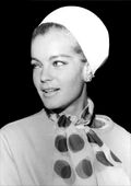 Romy Schneider at Madrid–Barajas Airport, 1965 (cropped).jpg