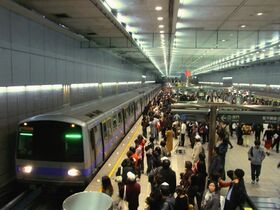 C371 approaching Platform 2, CKS Meml Hall 20110225.jpg