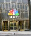 Логотип NBC 1986 года (дизайн Chermayeff & Geismar & Haviv) на здании компании в Нью-Йорке