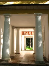 Сквозные проходы и роспись в технике гризайль