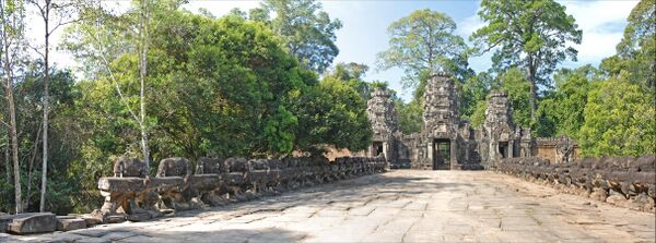 La grande chaussée Est de Preah Khan (Angkor) (6938484901).jpg