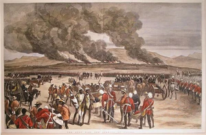 Британские войска у Улунди; на заднем плане горит королевский крааль