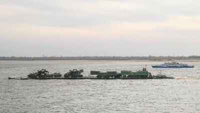 Транспортировка военной техники на пароме, собранном из комплекта Понтонно-мостовой парк