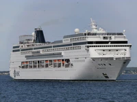 MSC Sinfonia turning to Starboard Side Tallinn 27 May 2015.JPG