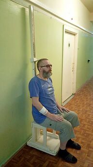 Измерение роста советским ростомером без учета длины ног.jpg