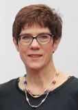 AV0A3388 Dr. Frauke Gerlach, Armin Laschet Annegret Kramp-Karrenbauer (Hintergrund retuschiert).jpg