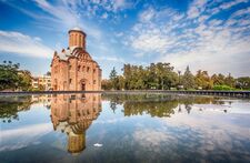 П'ятницька церква (Чернігів) з відображенням у воді.jpg