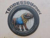 Symbole de Tegbessou roi du Dahomey au mur de la place Goho à Abomey au Bénin