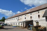Замок Нойхаузен. Сохранился в хорошем состоянии. В данный момент там находится база механизации.JPG