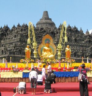 Borobudur on Vesak Day 2011.jpg