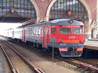 ЭР2Р-7054 в красно-серой корпоративной окраске ОАО «РЖД» на Казанском вокзале МЖД