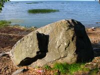 Валун в Мартышкино вид с берега.jpg