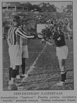 Капитаны рабочей сборной Финляндии и сборной Ленинграда перед началом матча 19 июля 1929.png