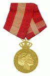 Gouden Koninklijke Beloningsmedaille met Kroon van Denemarken Margarethe II aan vijfhoekig lint.gif