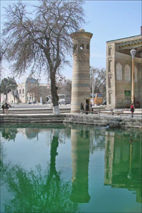 Le minaret de la mosquée Bolo-Khaouz (Boukhara, Ouzbékistan) (5719458637).jpg