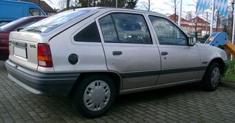 Opel Kadett 5-дверный хэтчбек (1989-1995)