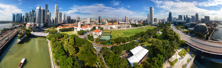 Воздушная панорама центрального ядра Сингапура. Театр Эспланада расположен справа от панорамы