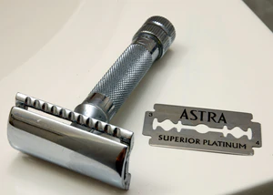 Razor & Blade (32468095776).jpg