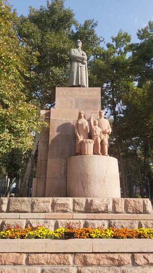 Памятник Куйбышеву в Душанбе.jpg
