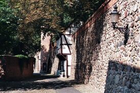 Neubrandenburg, Stadtmauer mit Wiekhaus.jpg
