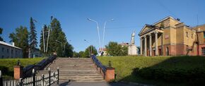 Лестница от драматического театра и кинотеатр им. Островского, 7 июня 2009 г..jpg