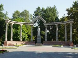 Бишкек. Памятник Курманжан Датке.jpg