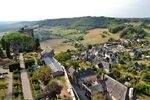 Vue sur Turenne et le donjon depuis la tour César.JPG