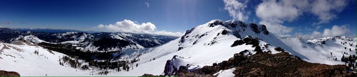 Вид на Sun Bowl и Lake Tahoe с вершины Headwall