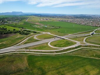 Симферопольская развязка. Вид в сторону села Трудовое, справа — город Симферополь, 2020 год.