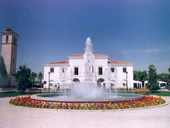 Fuente del Ayuntamiento en Villanueva de la Cañada.jpg